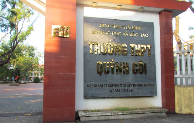 Camera an ninh ghi lại cảnh nam sinh lớp 10 rơi từ lan can tầng 3 xuống sân trường tử vong thương tâm - Ảnh 2.