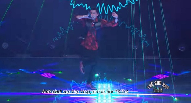 Thí sinh gây tranh cãi nhất Rap Việt: Bị tố đạo lời tlinh, HIEUTHUHAI, concept MV cũng vay mượn Billie Eilish - Ảnh 5. Thí sinh gây tranh cãi nhất Rap Việt: Bị tố đạo lời tlinh, HIEUTHUHAI, concept MV cũng vay mượn Billie Eilish - Ảnh 5.