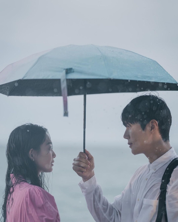 Thánh mưa Trung Quân comeback với MV lấy cảm hứng từ Hometown Cha-Cha-Cha, còn tiết lộ bí mật động trời - Ảnh 5.