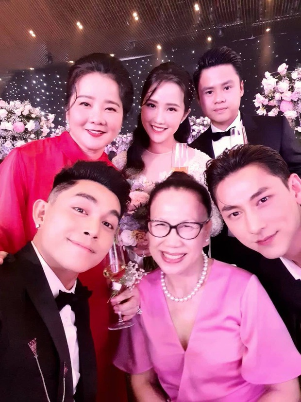 Trừ em 1 điểm vì xé bánh mì quá to và 1001 quy tắc khiến những cô gái khóc thét trong lớp học thanh lịch của mẹ vợ Phan Thành - Ảnh 9. Trừ em 1 điểm vì xé bánh mì quá to và 1001 quy tắc khiến những cô gái khóc thét trong lớp học thanh lịch của mẹ vợ Phan Thành - Ảnh 9.