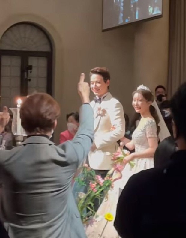 Đám cưới hoành tráng của Lee Ji Hoon và vợ kém 14 tuổi: Cô dâu xinh xắn khoe vòng 1 khủng, IU lộ diện với vai trò đặc biệt - Ảnh 6.