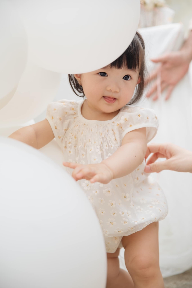 Vợ chồng Đông Nhi kỷ niệm 2 năm siêu hôn lễ, ai dè bị nhân vật quyền lực nhà Chủ tịch này chiếm diễn đàn! - Ảnh 4. Vợ chồng Đông Nhi kỷ niệm 2 năm siêu hôn lễ, ai dè bị nhân vật quyền lực nhà Chủ tịch này chiếm diễn đàn! - Ảnh 4.