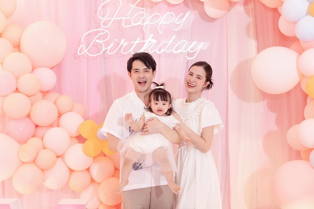 Vợ chồng Đông Nhi kỷ niệm 2 năm siêu hôn lễ, ai dè bị nhân vật quyền lực nhà Chủ tịch này chiếm diễn đàn! - Ảnh 6. Vợ chồng Đông Nhi kỷ niệm 2 năm siêu hôn lễ, ai dè bị nhân vật quyền lực nhà Chủ tịch này chiếm diễn đàn! - Ảnh 6.