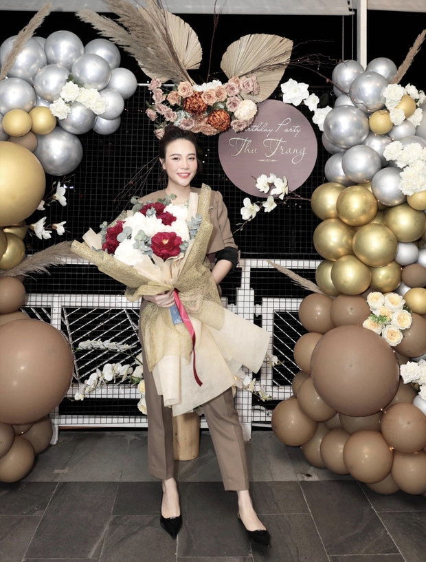 Tiệc sinh nhật phu nhân nhà tài phiệt Đàm Thu Trang: Hội bạn thân mỹ nhân lộ diện, Cường Đô La làm 1 điều gây chú ý! - Ảnh 2. Tiệc sinh nhật phu nhân nhà tài phiệt Đàm Thu Trang: Hội bạn thân mỹ nhân lộ diện, Cường Đô La làm 1 điều gây chú ý! - Ảnh 2.