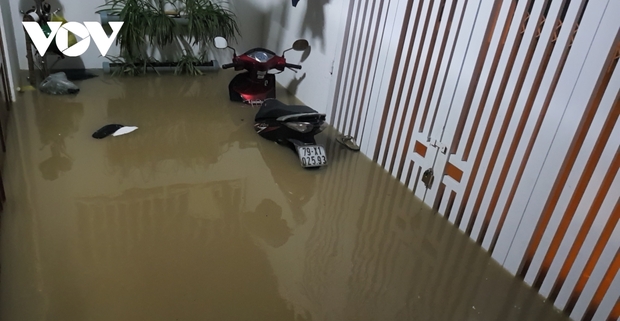 Hàng trăm hộ dân Khánh Hòa bị ngập nhà vì nước lũ dâng cao trong đêm - Ảnh 1.