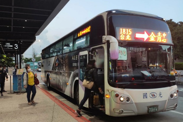 Hành khách tấn công tài xế xe buýt vì không nhắc xuống trạm, hành động của nạn nhân được cộng đồng mạng khen ngợi - Ảnh 1.