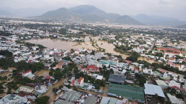 Lũ dâng cao hơn 2m, nhiều khu vực ở Nha Trang chìm trong biển nước - Ảnh 11.
