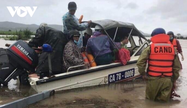Mưa lớn gây ngập lụt nặng, Phú Yên sơ tán hơn 11.000 người dân - Ảnh 4.
