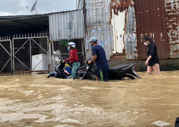 Lũ dâng cao hơn 2m, nhiều khu vực ở Nha Trang chìm trong biển nước - Ảnh 5.