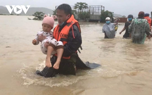 Mưa lớn gây ngập lụt nặng, Phú Yên sơ tán hơn 11.000 người dân - Ảnh 9.