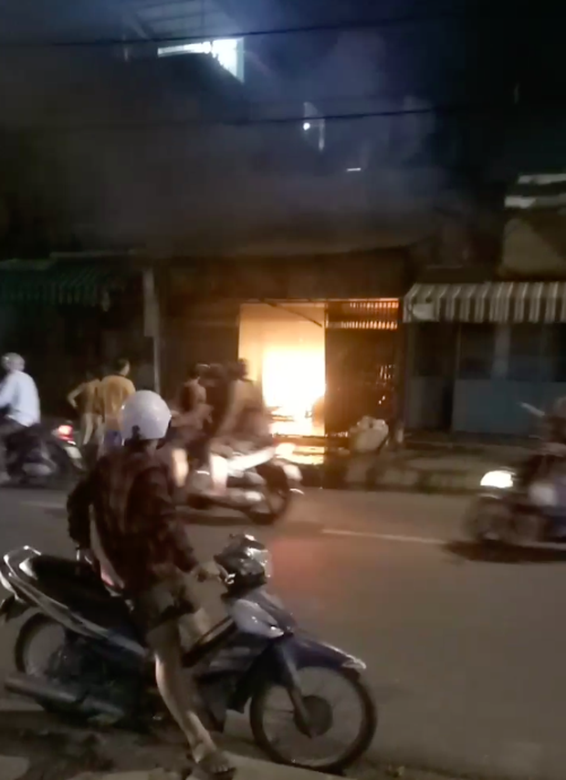Nghi án nam thanh niên phóng hỏa đốt nhà ở TP.HCM - Ảnh 1.