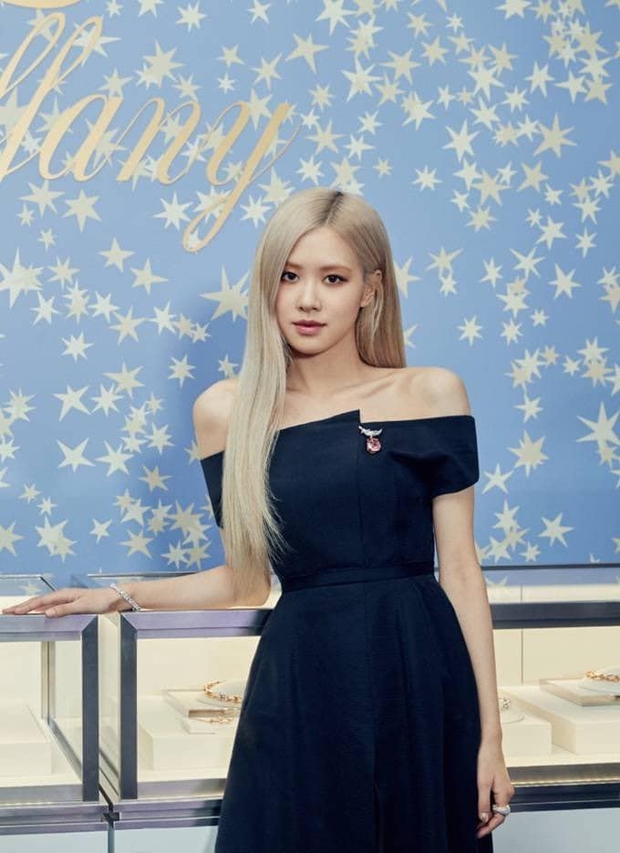 Rosé (BLACKPINK) tái xuất sự kiện cao cấp sau cách ly: Visual đẹp tựa công chúa nhưng bờ vai móc áo mới là tâm điểm - Ảnh 4.