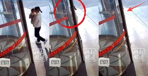 Mẹ lơ đễnh khiến con bị kẹt đầu giữa khe cửa xoay khách sạn, dân tình chỉ chăm chăm soi cách bế con sai quá sai - Ảnh 2.