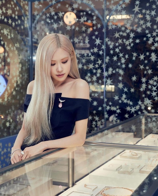 Rosé (BLACKPINK) tái xuất sự kiện cao cấp sau cách ly: Visual đẹp tựa công chúa nhưng bờ vai móc áo mới là tâm điểm - Ảnh 5.