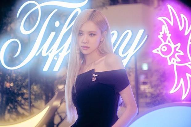 Rosé (BLACKPINK) tái xuất sự kiện cao cấp sau cách ly: Visual đẹp tựa công chúa nhưng bờ vai móc áo mới là tâm điểm - Ảnh 6.