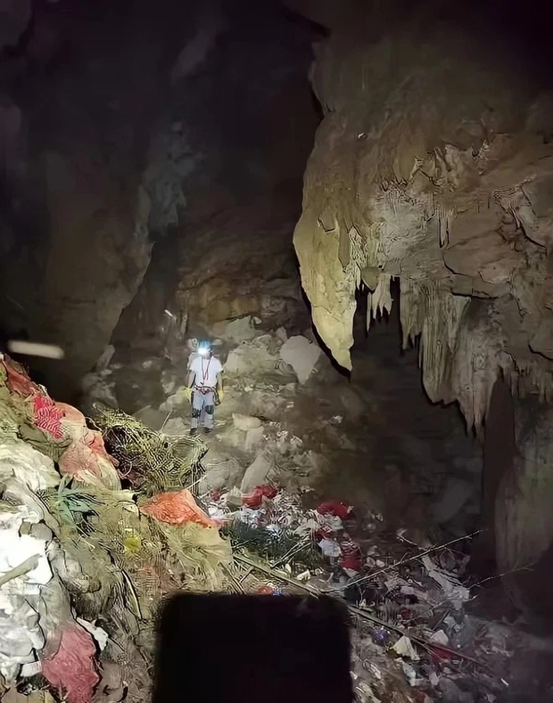 Stuck in a cave, the dog who lived underground for 6 years was forgotten by everyone, the time zone difference when rescued made everyone feel sad - Photo 2.