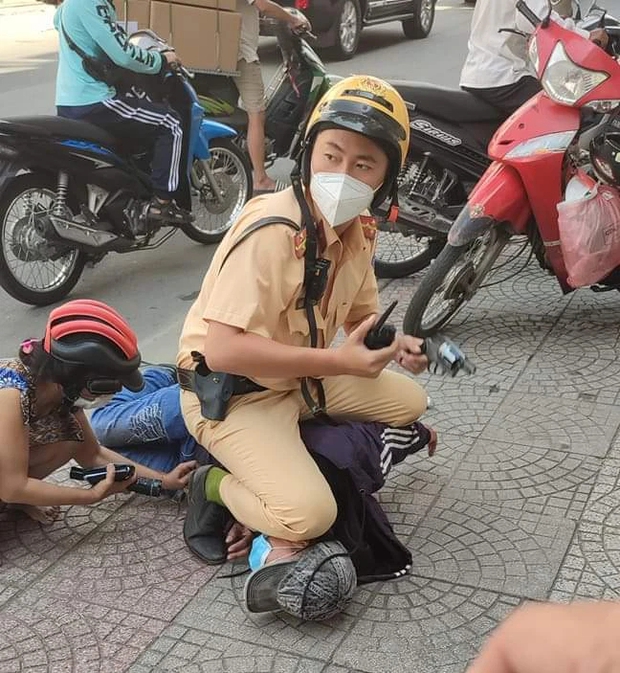 Người đàn ông đâm gục 2 phụ nữ giữa trung tâm TP.HCM - Ảnh 1.