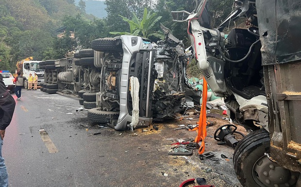 Ô tô tải đấu đầu xe đầu kéo trên Quốc lộ 6 khiến 4 người thương vong - Ảnh 1.