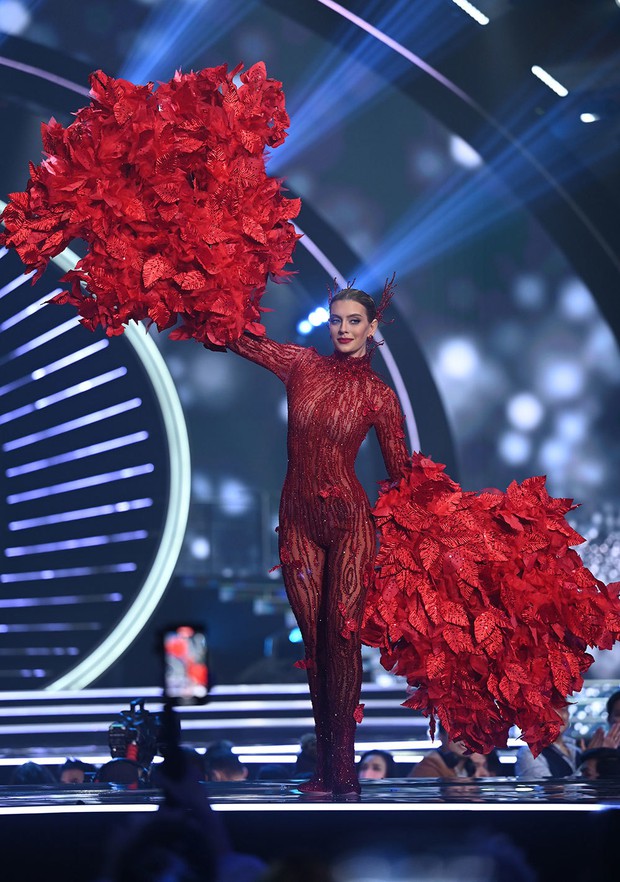 7 bộ Quốc phục ấn tượng tại Miss Universe 2021: Bánh tét Việt Nam liệu có đánh bại nữ hoàng băng giá Peru? - Ảnh 9. 7 bộ Quốc phục ấn tượng tại Miss Universe 2021: Bánh tét Việt Nam liệu có đánh bại nữ hoàng băng giá Peru? - Ảnh 9.