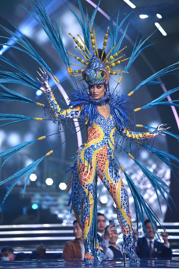 7 bộ Quốc phục ấn tượng tại Miss Universe 2021: Bánh tét Việt Nam liệu có đánh bại nữ hoàng băng giá Peru? - Ảnh 7. 7 bộ Quốc phục ấn tượng tại Miss Universe 2021: Bánh tét Việt Nam liệu có đánh bại nữ hoàng băng giá Peru? - Ảnh 7.