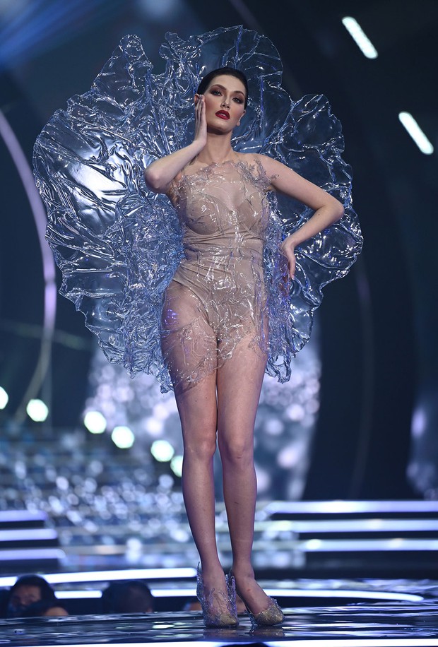 7 bộ Quốc phục ấn tượng tại Miss Universe 2021: Bánh tét Việt Nam liệu có đánh bại nữ hoàng băng giá Peru? - Ảnh 13. 7 bộ Quốc phục ấn tượng tại Miss Universe 2021: Bánh tét Việt Nam liệu có đánh bại nữ hoàng băng giá Peru? - Ảnh 13.