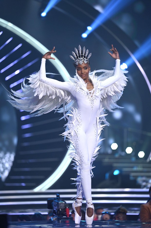 7 bộ Quốc phục ấn tượng tại Miss Universe 2021: Bánh tét Việt Nam liệu có đánh bại nữ hoàng băng giá Peru? - Ảnh 3. 7 bộ Quốc phục ấn tượng tại Miss Universe 2021: Bánh tét Việt Nam liệu có đánh bại nữ hoàng băng giá Peru? - Ảnh 3.