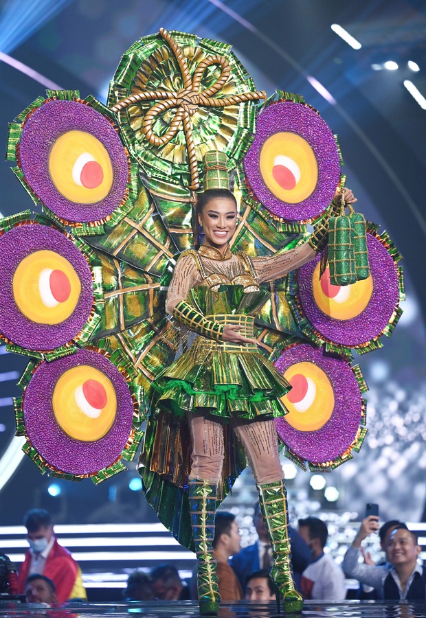 7 bộ Quốc phục ấn tượng tại Miss Universe 2021: Bánh tét Việt Nam liệu có đánh bại nữ hoàng băng giá Peru? - Ảnh 1. 7 bộ Quốc phục ấn tượng tại Miss Universe 2021: Bánh tét Việt Nam liệu có đánh bại nữ hoàng băng giá Peru? - Ảnh 1.