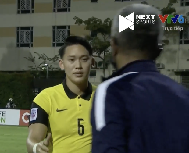 Kéo áo Công Phượng trong vòng cấm, đội trưởng Malaysia phải rời sân vì chấn thương - Ảnh 2. Kéo áo Công Phượng trong vòng cấm, đội trưởng Malaysia phải rời sân vì chấn thương - Ảnh 2.