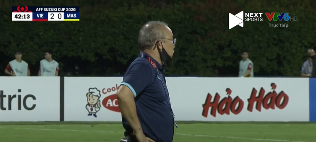 HLV Park Hang-seo nổi giận khi cầu thủ Malaysia đốn ngã học trò cưng - Ảnh 4.
