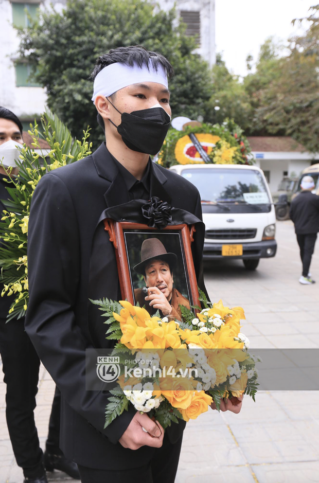 Tang lễ nhạc sĩ Phú Quang: Dàn sao Vbiz nghẹn ngào đến viếng, con trai ôm chặt di ảnh bố đưa về nơi an nghỉ - Ảnh 3.