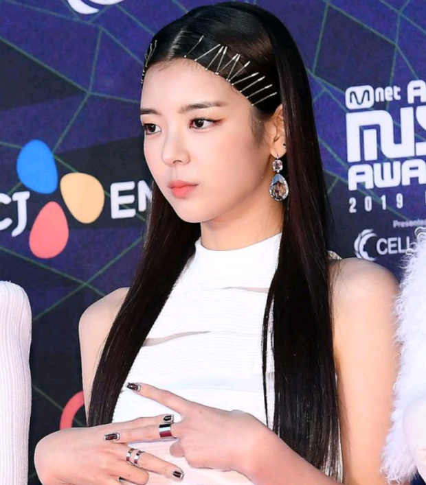 Lý do ITZY ngày càng flop: Không có bản sắc riêng, liên tục sao chép thành phiên bản lỗi của BLACKPINK? - Ảnh 12. Lý do ITZY ngày càng flop: Không có bản sắc riêng, liên tục sao chép thành phiên bản lỗi của BLACKPINK? - Ảnh 12.