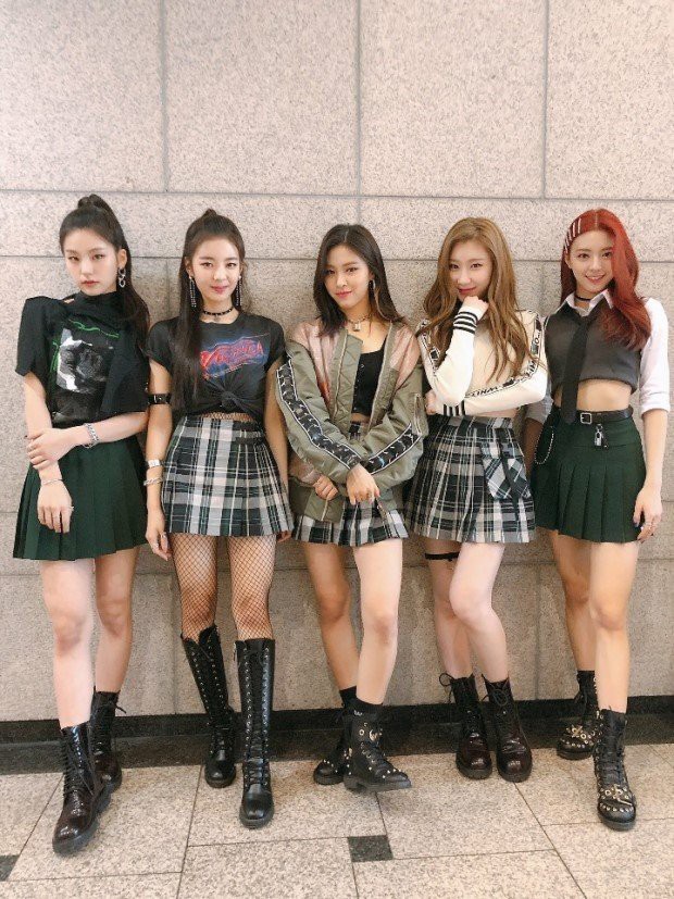 Lý do ITZY ngày càng flop: Không có bản sắc riêng, liên tục sao chép thành phiên bản lỗi của BLACKPINK? - Ảnh 4. Lý do ITZY ngày càng flop: Không có bản sắc riêng, liên tục sao chép thành phiên bản lỗi của BLACKPINK? - Ảnh 4.