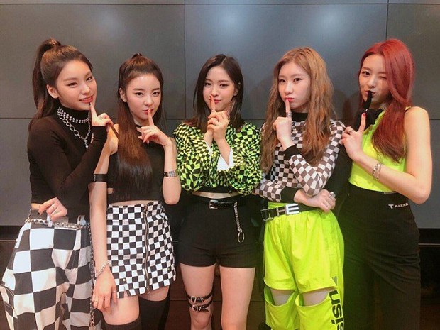 Lý do ITZY ngày càng flop: Không có bản sắc riêng, liên tục sao chép thành phiên bản lỗi của BLACKPINK? - Ảnh 6. Lý do ITZY ngày càng flop: Không có bản sắc riêng, liên tục sao chép thành phiên bản lỗi của BLACKPINK? - Ảnh 6.