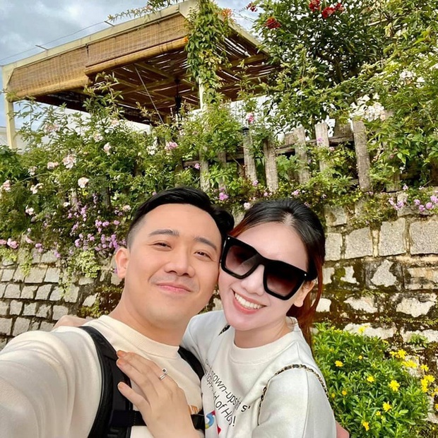 Netizen chỉ ra loạt dấu hiệu mẹ bỉm của Hari Won, vẫn áp dụng 1 công thức quen thuộc này để giấu dáng? - Ảnh 9. Netizen chỉ ra loạt dấu hiệu mẹ bỉm của Hari Won, vẫn áp dụng 1 công thức quen thuộc này để giấu dáng? - Ảnh 9.