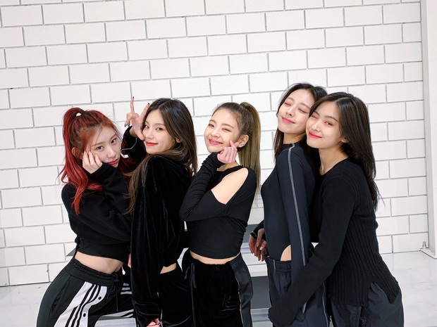 Lý do ITZY ngày càng flop: Không có bản sắc riêng, liên tục sao chép thành phiên bản lỗi của BLACKPINK? - Ảnh 1. Lý do ITZY ngày càng flop: Không có bản sắc riêng, liên tục sao chép thành phiên bản lỗi của BLACKPINK? - Ảnh 1.