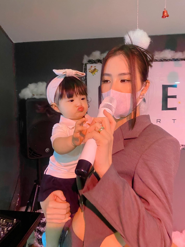 Khoảnh khắc Đông Nhi giành không nổi mic với Winnie, tân binh nhí sắp soán ngôi của mẹ thật rồi! - Ảnh 3. Khoảnh khắc Đông Nhi giành không nổi mic với Winnie, tân binh nhí sắp soán ngôi của mẹ thật rồi! - Ảnh 3.