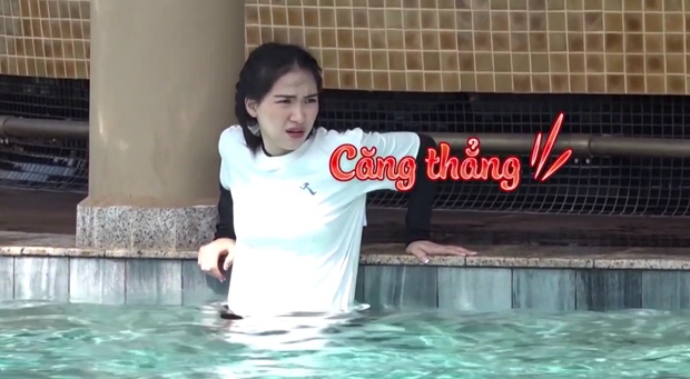 Bể muối Hòa Minzy ở Running Man: Diễn giả trân bị bắt thóp, uống no nước vì không biết bơi - Ảnh 12.