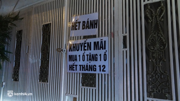 Chùm ảnh NÓNG: Người Sài Gòn đổ xô mua bánh mì Huỳnh Hoa sau drama chia tay của 2 bà chủ, điểm bán bà Huynh treo bảng hết bánh! - Ảnh 4. Chùm ảnh NÓNG: Người Sài Gòn đổ xô mua bánh mì Huỳnh Hoa sau drama chia tay của 2 bà chủ, điểm bán bà Huynh treo bảng hết bánh! - Ảnh 4.