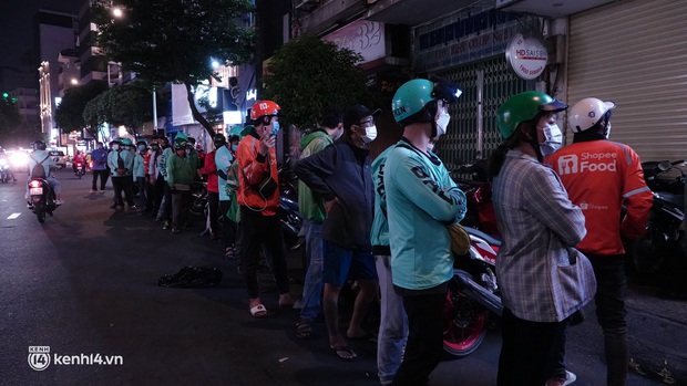 Chùm ảnh NÓNG: Người Sài Gòn đổ xô mua bánh mì Huỳnh Hoa sau drama chia tay của 2 bà chủ, điểm bán bà Huynh treo bảng hết bánh! - Ảnh 7. Chùm ảnh NÓNG: Người Sài Gòn đổ xô mua bánh mì Huỳnh Hoa sau drama chia tay của 2 bà chủ, điểm bán bà Huynh treo bảng hết bánh! - Ảnh 7.