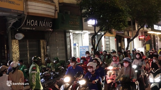 Chùm ảnh NÓNG: Người Sài Gòn đổ xô mua bánh mì Huỳnh Hoa sau drama chia tay của 2 bà chủ, điểm bán bà Huynh treo bảng hết bánh! - Ảnh 5. Chùm ảnh NÓNG: Người Sài Gòn đổ xô mua bánh mì Huỳnh Hoa sau drama chia tay của 2 bà chủ, điểm bán bà Huynh treo bảng hết bánh! - Ảnh 5.