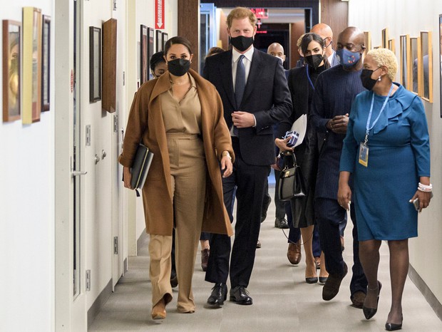 Meghan Markle năm 2021: Mặc gì thị phi hơn nữa đi ạ! - Ảnh 6. Meghan Markle năm 2021: Mặc gì thị phi hơn nữa đi ạ! - Ảnh 6.