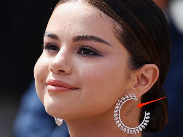 Selena Gomez lộ hình xăm thứ 16: Thời đại áo khoét lưng chính thức bắt đầu! - Ảnh 6. Selena Gomez lộ hình xăm thứ 16: Thời đại áo khoét lưng chính thức bắt đầu! - Ảnh 6.