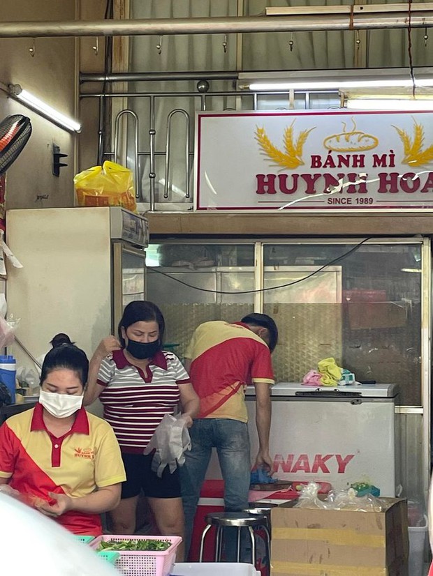 Bà chủ tiệm bánh mì Huỳnh Hoa lộ diện sau lời kể trà xanh nắm quyền chấn động, hoá ra cặp đôi từng thân thiết không rời? - Ảnh 3. Bà chủ tiệm bánh mì Huỳnh Hoa lộ diện sau lời kể trà xanh nắm quyền chấn động, hoá ra cặp đôi từng thân thiết không rời? - Ảnh 3.