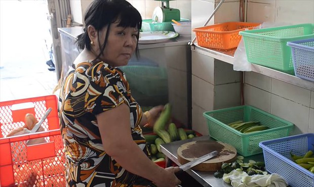 Bà chủ tiệm bánh mì Huỳnh Hoa lộ diện sau lời kể trà xanh nắm quyền chấn động, hoá ra cặp đôi từng thân thiết không rời? - Ảnh 2. Bà chủ tiệm bánh mì Huỳnh Hoa lộ diện sau lời kể trà xanh nắm quyền chấn động, hoá ra cặp đôi từng thân thiết không rời? - Ảnh 2.