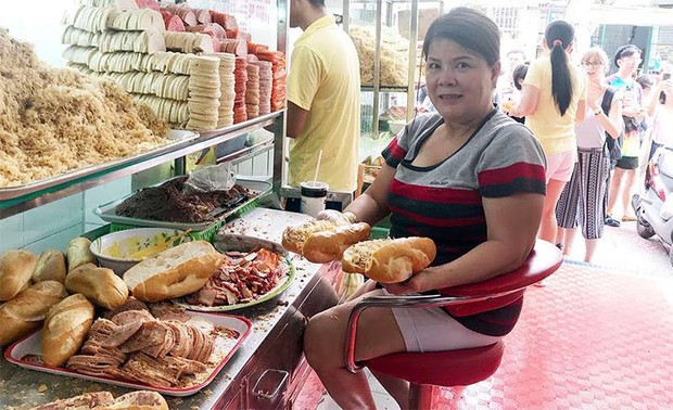 Bà chủ tiệm bánh mì Huỳnh Hoa lộ diện sau lời kể trà xanh nắm quyền chấn động, hoá ra cặp đôi từng thân thiết không rời? - Ảnh 1. Bà chủ tiệm bánh mì Huỳnh Hoa lộ diện sau lời kể trà xanh nắm quyền chấn động, hoá ra cặp đôi từng thân thiết không rời? - Ảnh 1.