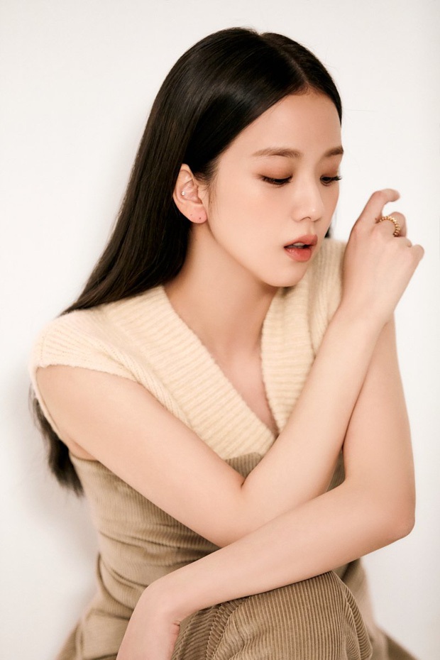 Bóc trần body thật của Jisoo trong họp báo: Đô lên thấy rõ, đôi chân sao khác xa ảnh tạp chí thon thả thế này? - Ảnh 8. Bóc trần body thật của Jisoo trong họp báo: Đô lên thấy rõ, đôi chân sao khác xa ảnh tạp chí thon thả thế này? - Ảnh 8.