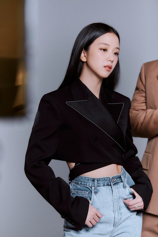 Bóc trần body thật của Jisoo trong họp báo: Đô lên thấy rõ, đôi chân sao khác xa ảnh tạp chí thon thả thế này? - Ảnh 7. Bóc trần body thật của Jisoo trong họp báo: Đô lên thấy rõ, đôi chân sao khác xa ảnh tạp chí thon thả thế này? - Ảnh 7.
