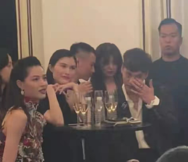 Cặp đôi quyền lực khiến showbiz dậy sóng tối qua vì tin cưới: Hẹn hò bí mật đã đành, thái độ lạ ở sự kiện còn gây bất ngờ hơn - Ảnh 6. Cặp đôi quyền lực khiến showbiz dậy sóng tối qua vì tin cưới: Hẹn hò bí mật đã đành, thái độ lạ ở sự kiện còn gây bất ngờ hơn - Ảnh 6.