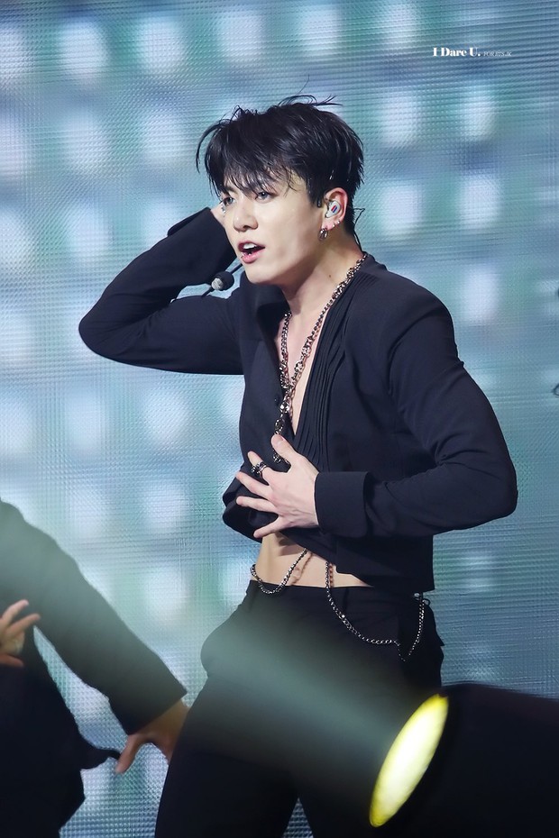 Vũ đạo 18+ của Jungkook (BTS) khiến fan hoảng hốt đỏ cả mặt: Có cần thiết phải táo bạo vậy không em út ơi? - Ảnh 8. Vũ đạo 18+ của Jungkook (BTS) khiến fan hoảng hốt đỏ cả mặt: Có cần thiết phải táo bạo vậy không em út ơi? - Ảnh 8.