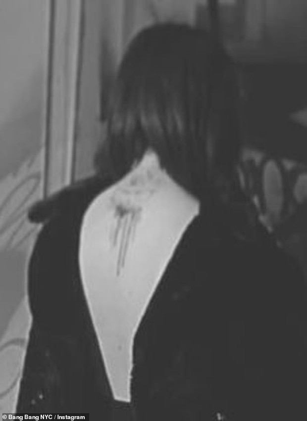 Selena Gomez lộ hình xăm thứ 16: Thời đại áo khoét lưng chính thức bắt đầu! - Ảnh 2.